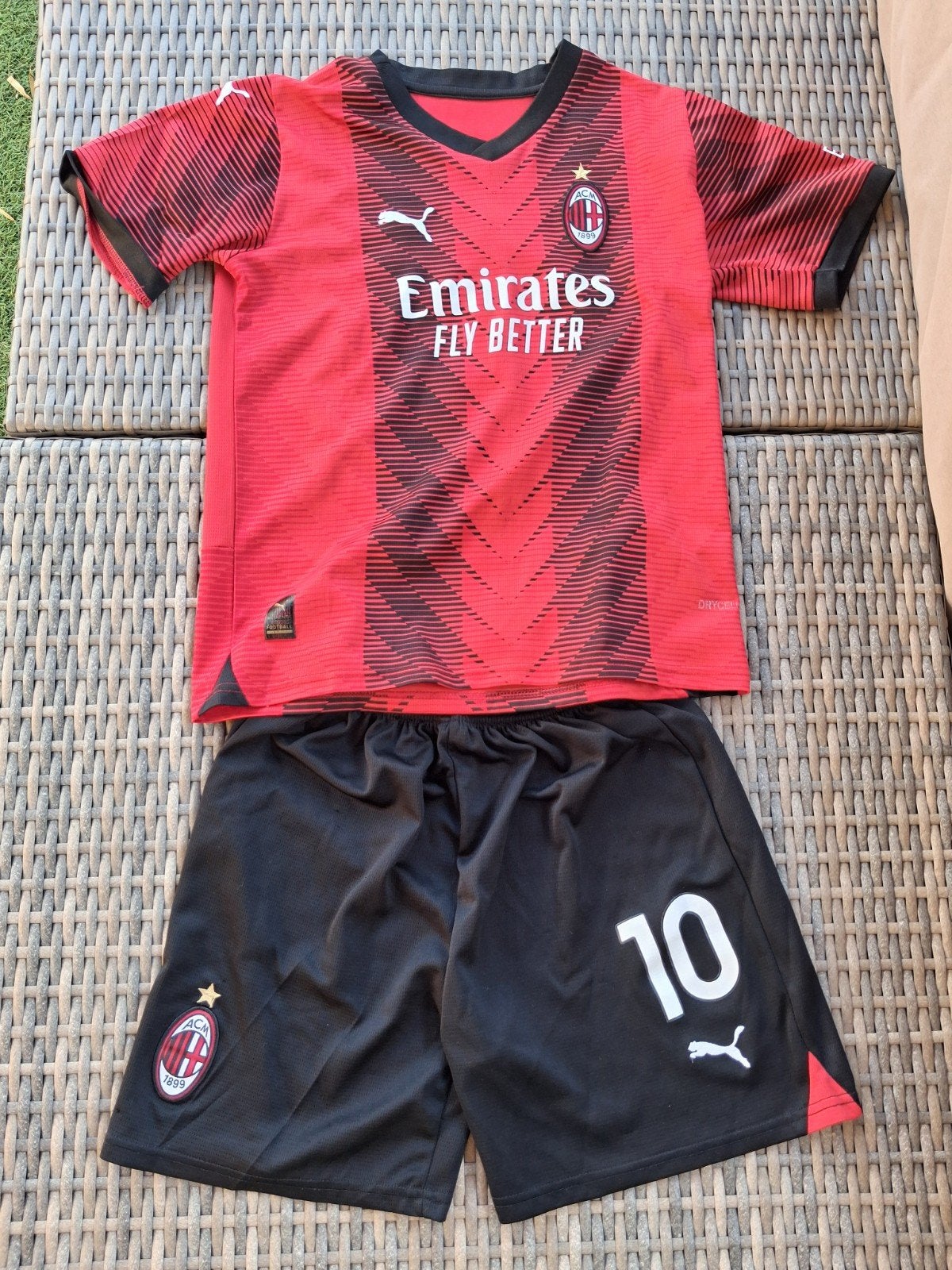 voetbalpakje AC Milan maat 164, Sport en Fitness, Voetbal, Maat XS of kleiner, Ophalen of Verzenden, Zo goed als nieuw, Set