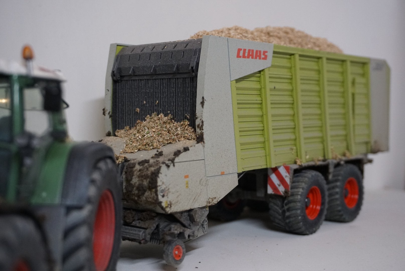 Claas Maiswagen vervuild., Hobby en Vrije tijd, Modelauto's | 1:32, Ophalen of Verzenden, Zo goed als nieuw, Tractor of Landbouw