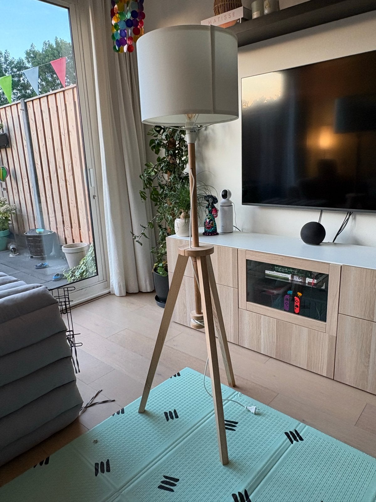 Stijlvolle vloerlamp met houten driepoot en witte kap, Ophalen, Gebruikt, E27 (groot), 150 tot 200 cm
