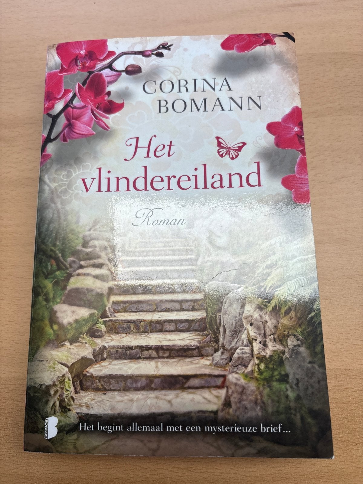 Het vlindereiland - Corina Bomann (Roman), Ophalen of Verzenden, Gelezen, Nederland