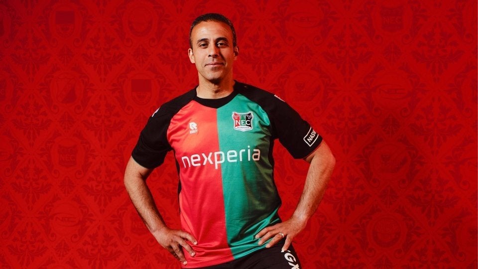 Gezocht: NEC jubileum shirt maat S, Meerkleurig, Nieuw, Ophalen of Verzenden, Voetbal