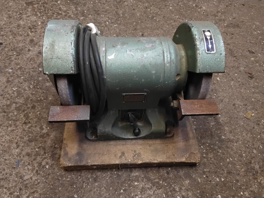 INDUSTRIËLE SLIJPMACHINE, Ophalen of Verzenden, Minder dan 700 watt, Werkbankslijpmachine