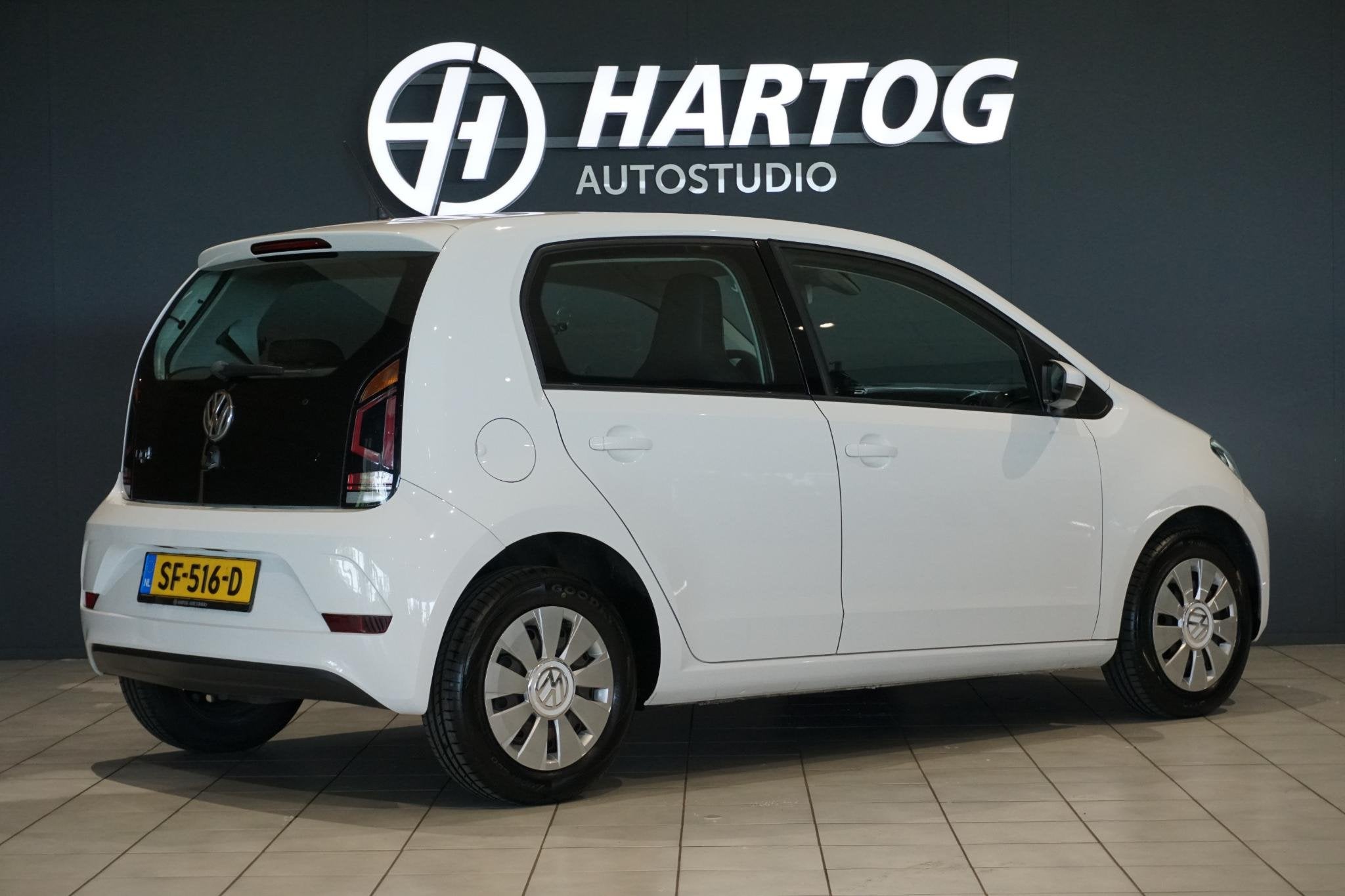 Volkswagen Up! 1.0 BMT move up! 5-DRS + AIRCO / DAB / BLUETO, Auto's, Voorwielaandrijving, Stof, Gebruikt, Wit