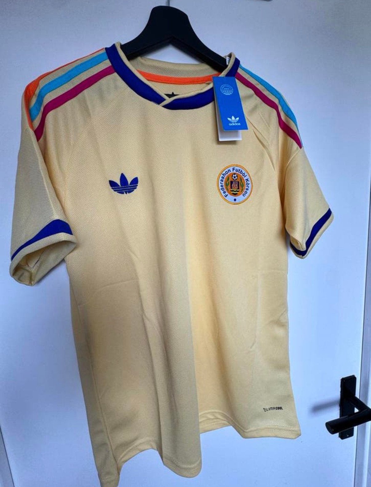 Adidas Curaçao Voetbalshirt - Nieuw met labels, Maat 48/50 (M), Geel, Nieuw, Ophalen of Verzenden