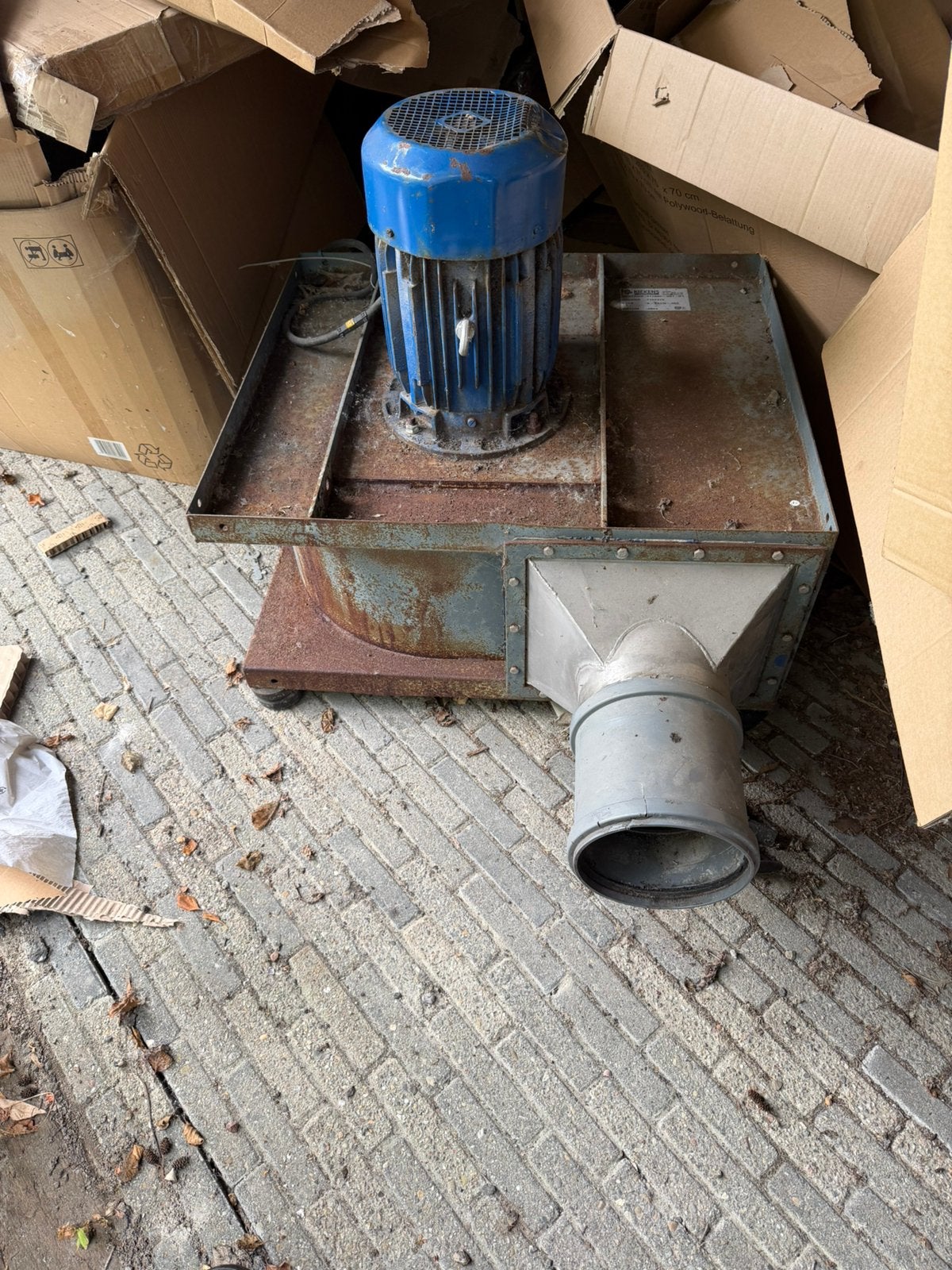Kiekens industriële ventilator7,5 kW werkend type 8-ESEN-355, Ophalen, Gebruikt, Afzuiger