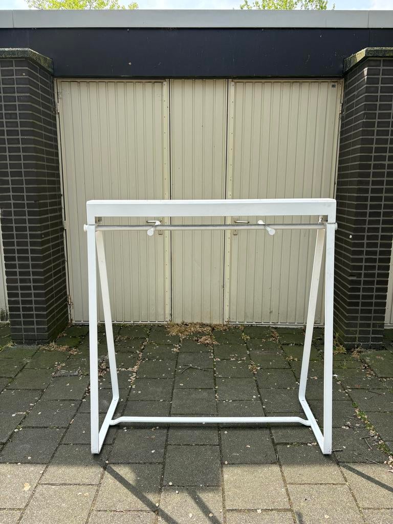 Kledingrek / kapstok in het wit,  blauw en zwart staal, Ophalen, Gebruikt