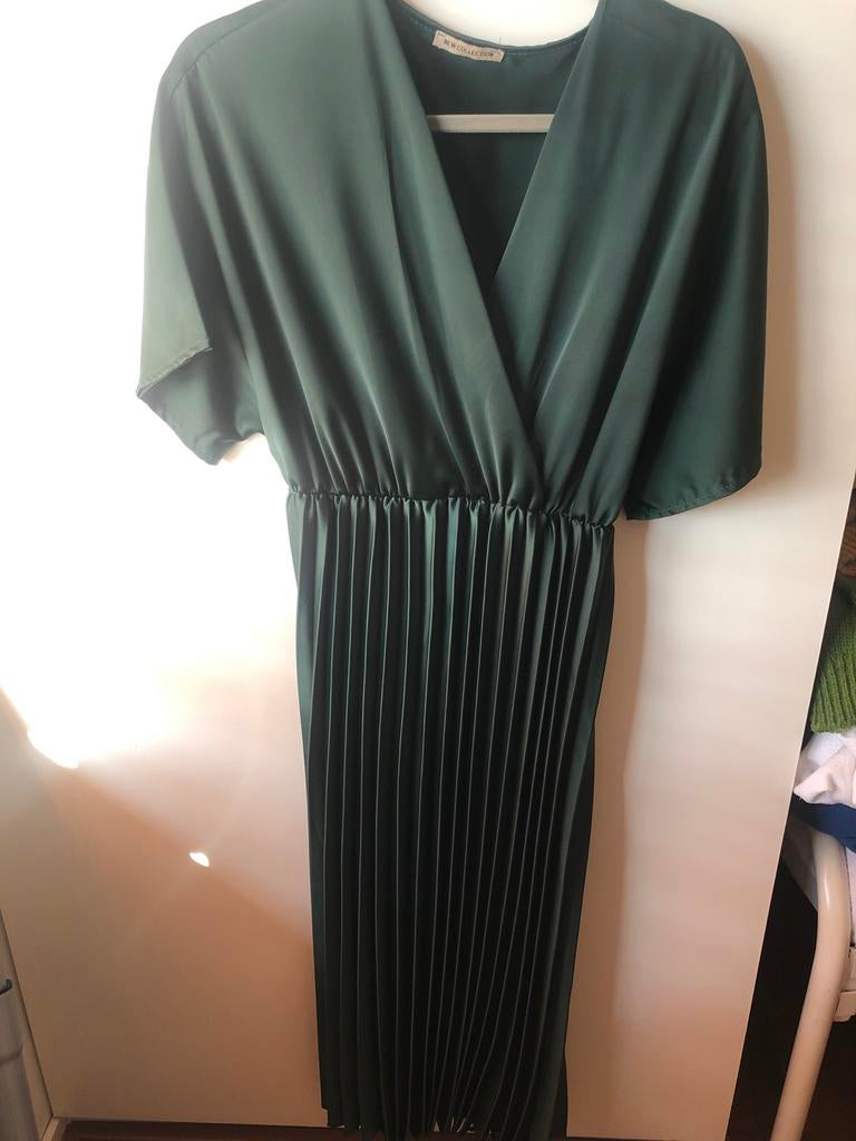 Donkergroene midi jurk met plissé rok gala/feest, Kleding | Dames, Jurken, Zo goed als nieuw, Ophalen, Maat 38/40 (M), Onder de knie