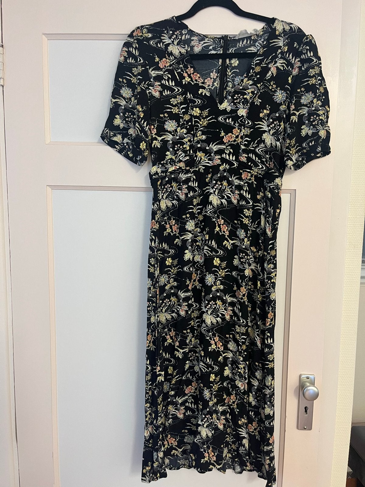 Ba&sh Zwarte Bloemenjurk - Maat M, Kleding | Dames, Jurken, Maat 38/40 (M), Zwart, Ophalen of Verzenden, Zo goed als nieuw