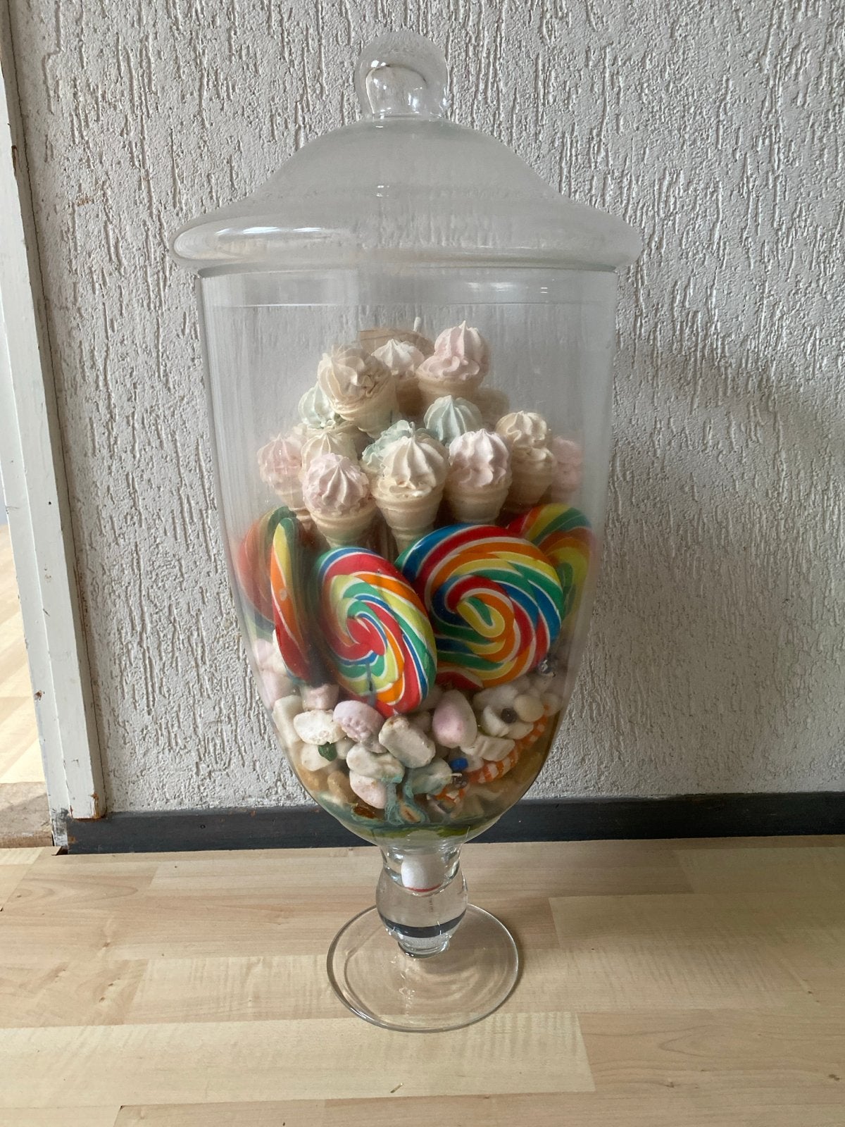 Glazen stolp met oud Hollands snoepgoed - 64 cm hoog, Ophalen, Gebruikt