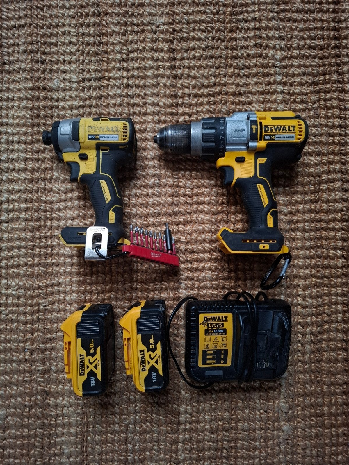 Dewalt Schroeftol en Boor Set met 2 Accu's en Oplader, Ophalen, Gebruikt, Boor- en Schroefmachine, Variabele snelheid
