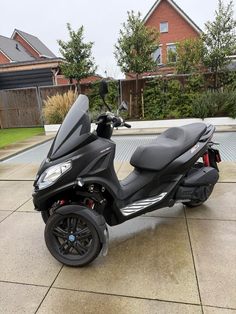 Zo goed als nieuwe Piaggio MP3 300 HPE SPORT in nieuwstaat!, Motoren, 299 cc, LED Verlichting, Overig, Automaat