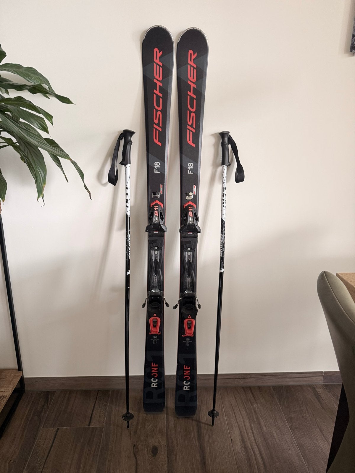 Complete ski set: ski's, schoenen, helm en tassen (2022), Ophalen, 140 tot 160 cm, Gebruikt, Overige typen