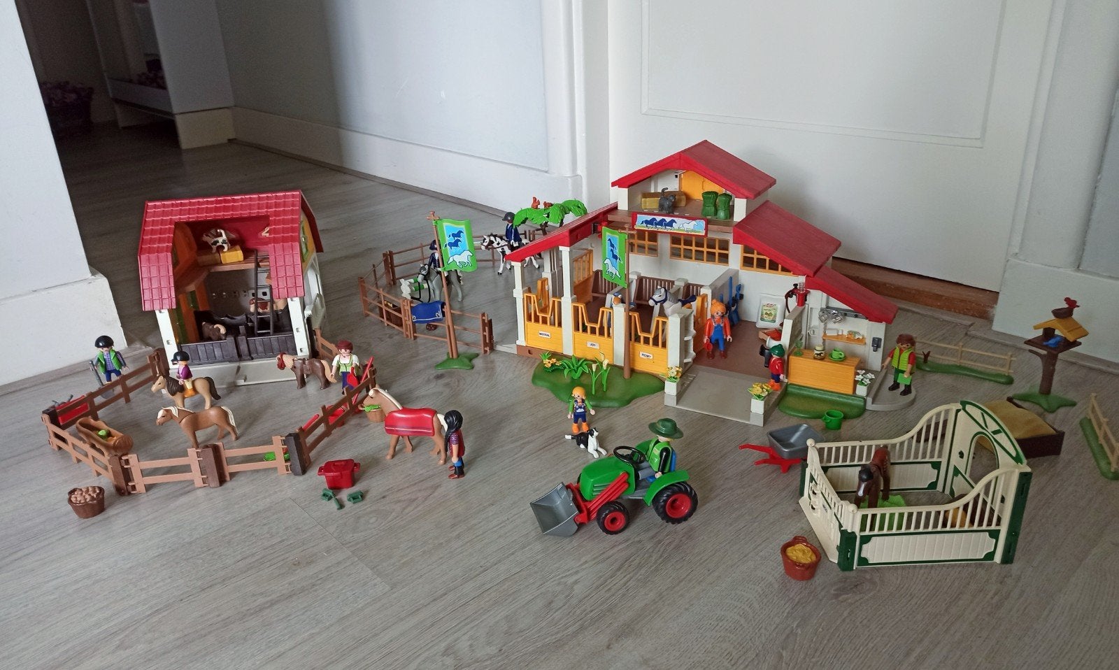 Super mooie dubbele set paarden en pony manage en stalletje, Ophalen of Verzenden, Zo goed als nieuw