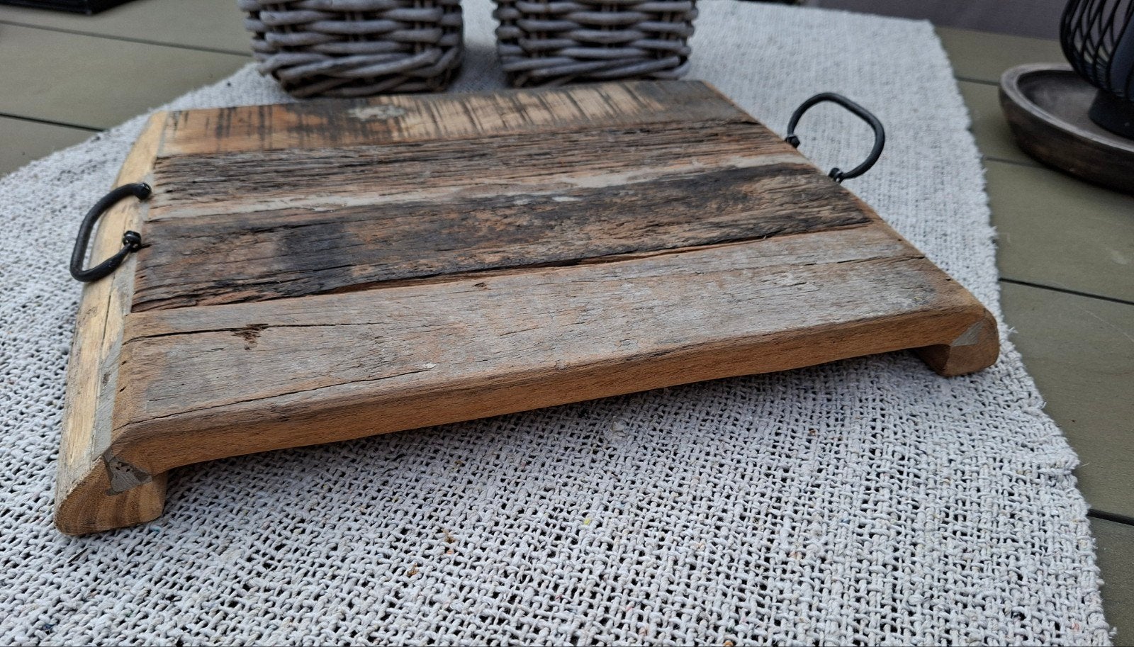 Rustiek houten dienblad met metalen handvatten, Nieuw, Ophalen of Verzenden, Met handvatten, Rechthoekig