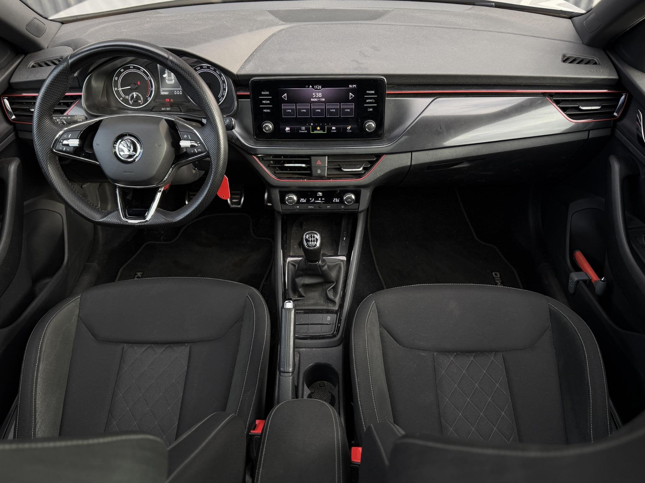 Skoda Kamiq 1.0 TSI Sport Business 110pk Panodak | Apple Car, Auto's, Dealer onderhouden, Gebruikt, 49 €/maand, Origineel Nederlands