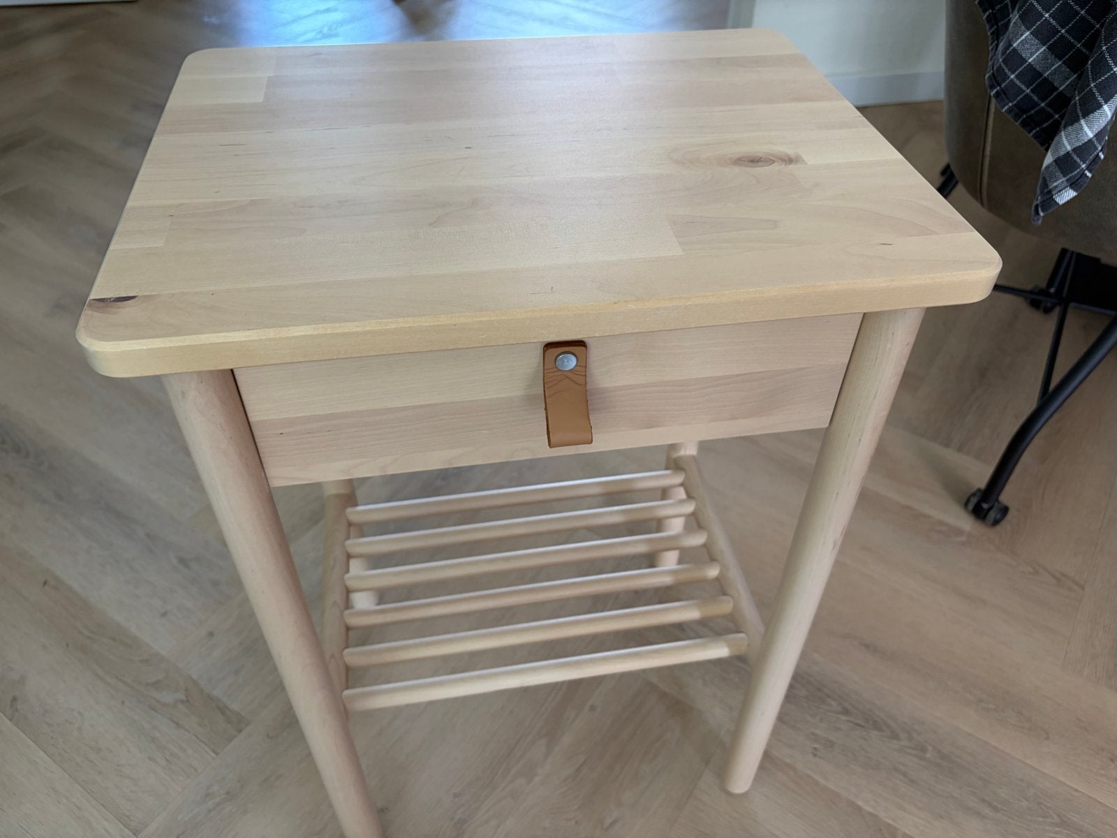 Houten nachtkastje met lade en opbergrekje, Minder dan 55 cm, Zo goed als nieuw, Rechthoekig, Hout
