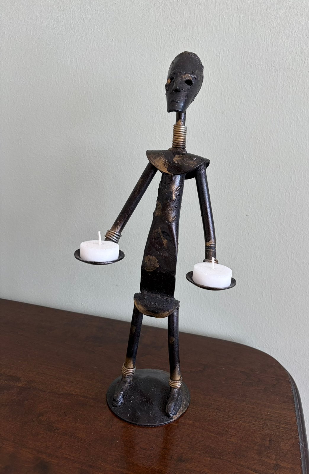 Zuid-Afrikaans beeld, kaarsenhouder van ijzer en brons., Antiek en Kunst, Kunst | Niet-Westerse kunst, 38 cm, Afrika, Ophalen of Verzenden