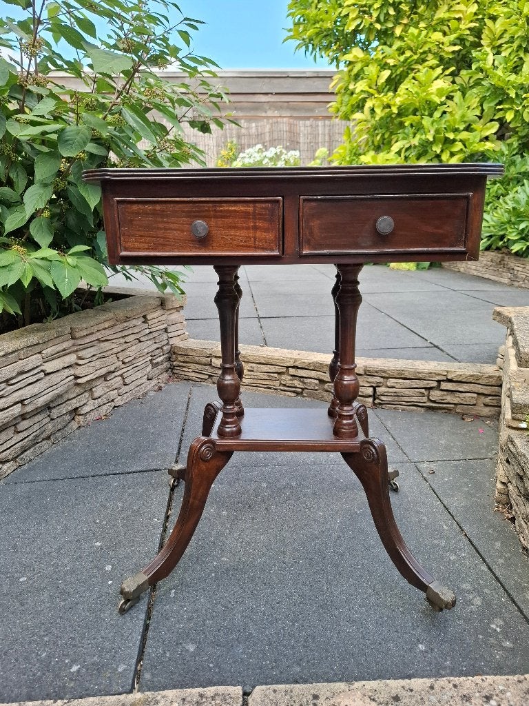 Engels tafeltje, bureautje, Ophalen, Gebruikt, 1 of 2 laden, 50 tot 100 cm