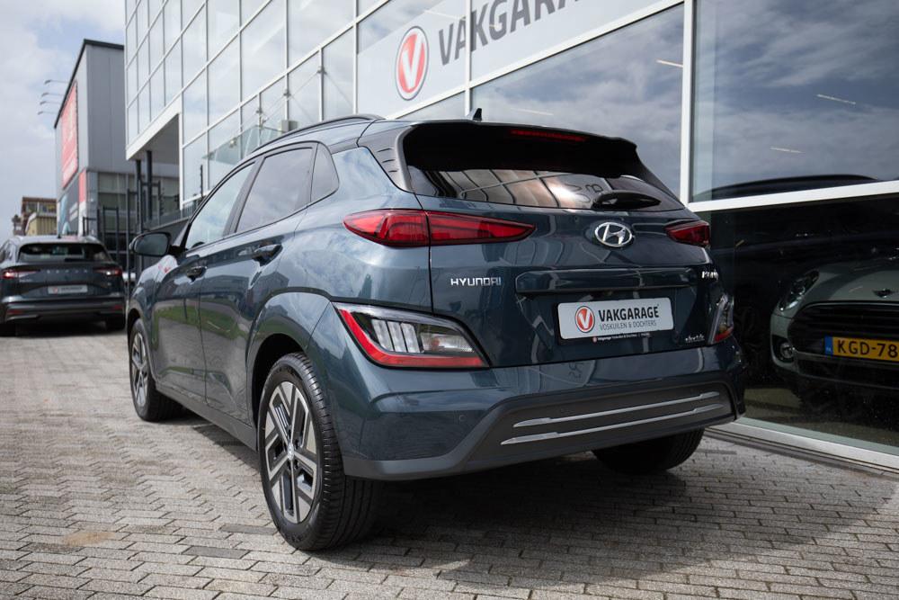 Hyundai Kona EV Executive 64 kWh | Warmtepomp | Premium audi, 12 maanden, Gebruikt, Zwart, Automatische klimaatregeling