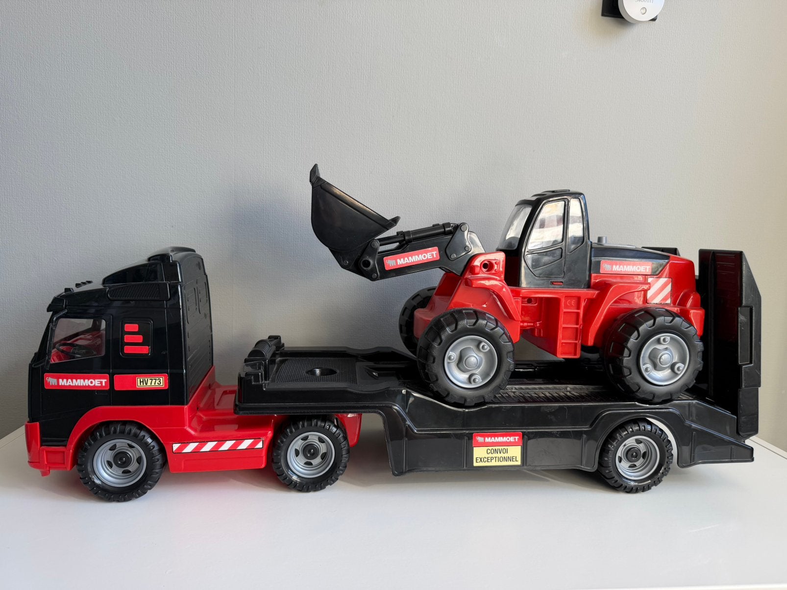Mammoet Volvo vrachtwagen met oplegger en shovel, Kinderen en Baby's, Speelgoed | Speelgoedvoertuigen, Ophalen, Zo goed als nieuw