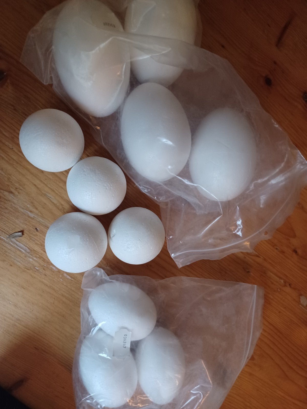 Piepschuim eieren en ballen voor knutselen - Nieuw, Overige thema's, Nieuw, Ophalen of Verzenden, Kunststof