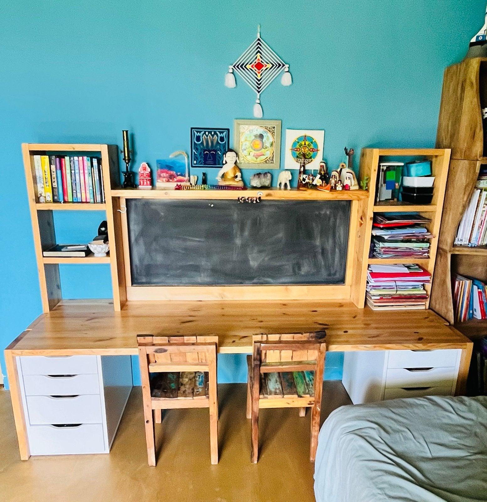 Massief houten kinderbureau met krijtbord, Gebruikt, Kinderbureau, Bruin, Ophalen of Verzenden