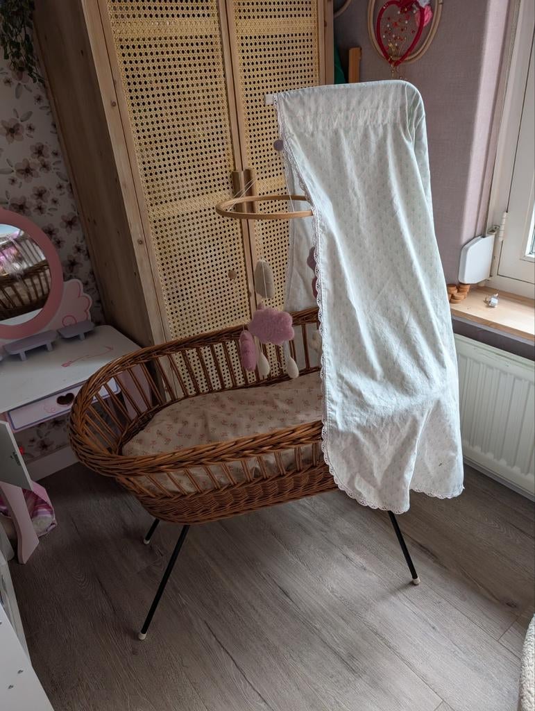 Rotan wieg voor pop - Inclusief matrasje en hemeltje, Ophalen, Gebruikt, Meisje