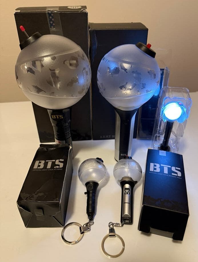 BTS official lightstick & keyring ver 1 & 2 + lightstick pen, Ophalen of Verzenden, Gebruiksvoorwerp