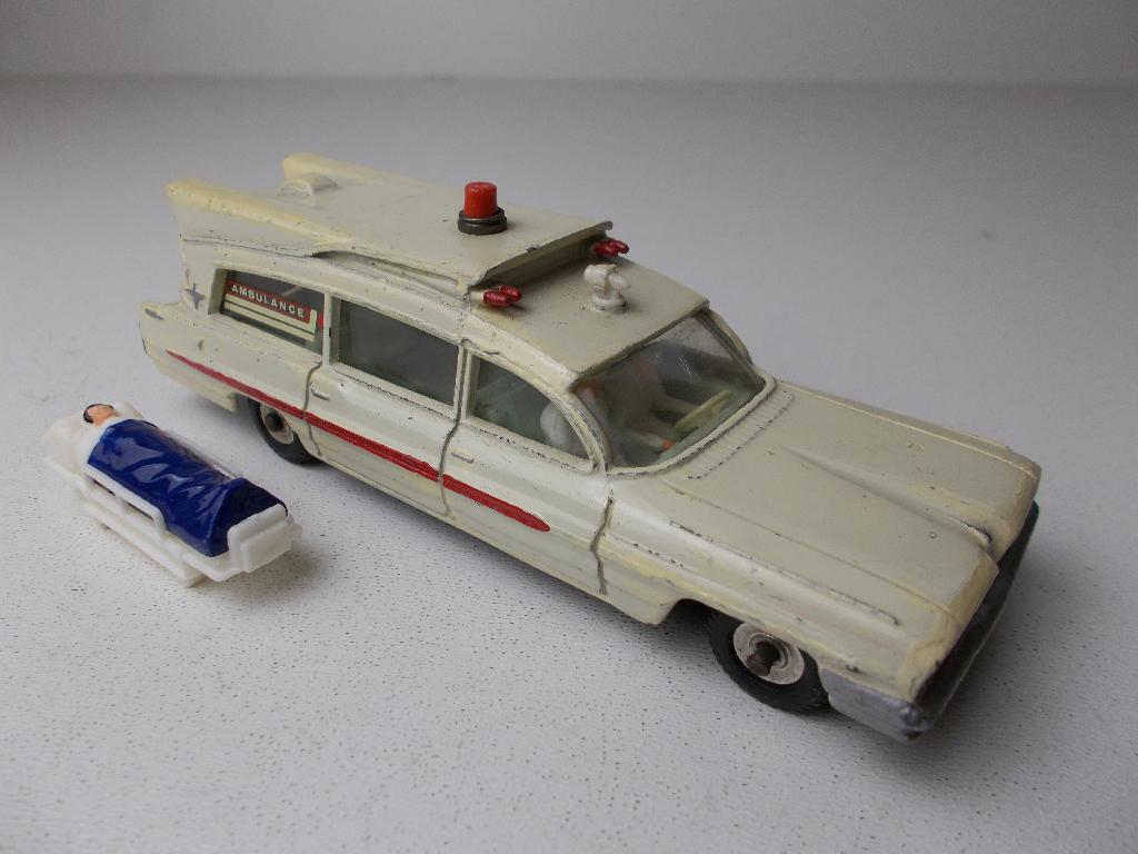 1962 Dinky Toys 263 SUPERIOR CRITERION AMBULANCE+BRANCARD -C