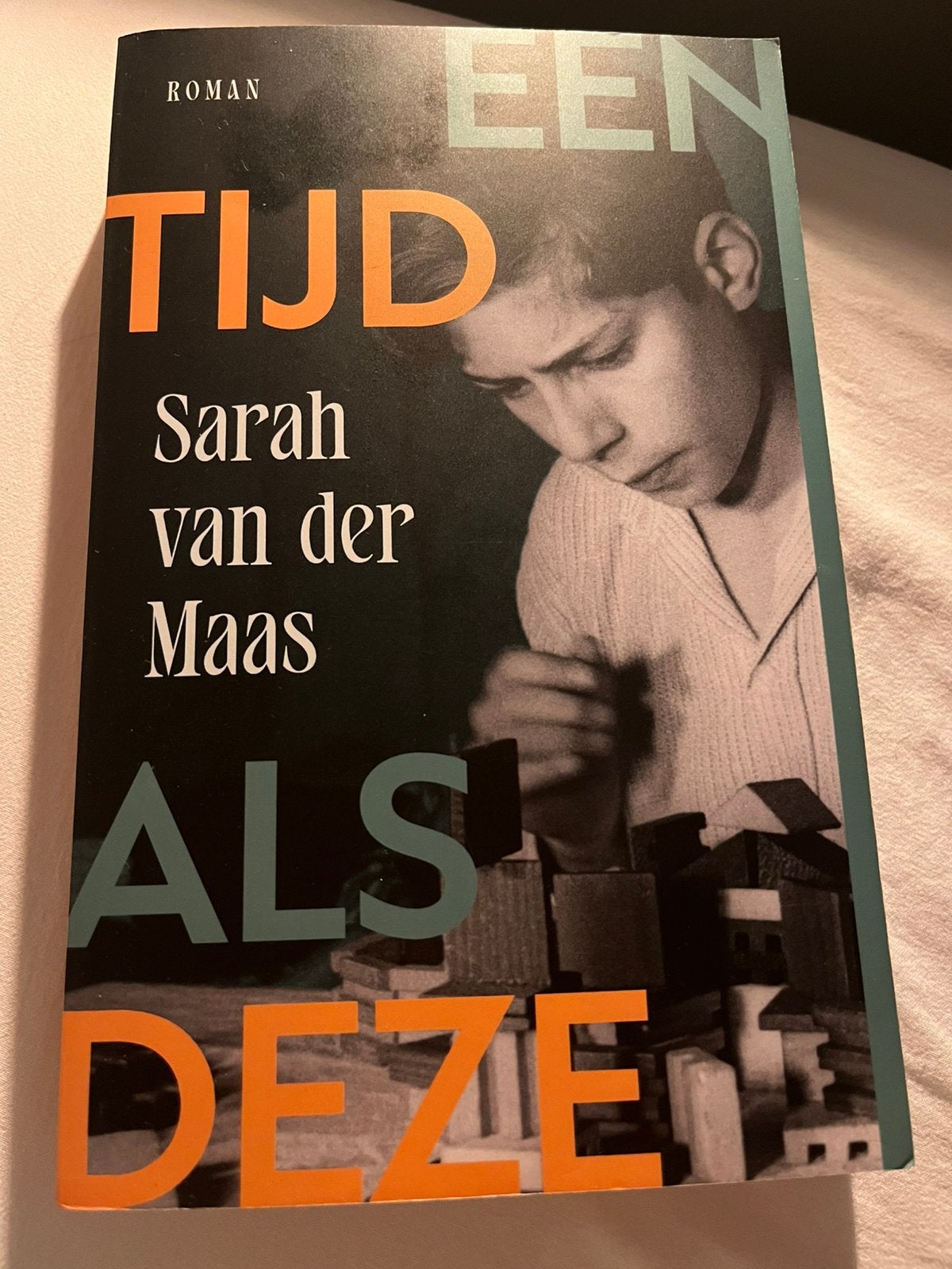 Boek Een tijd als deze - Sarah van der Maas, Boeken, Ophalen of Verzenden, Zo goed als nieuw