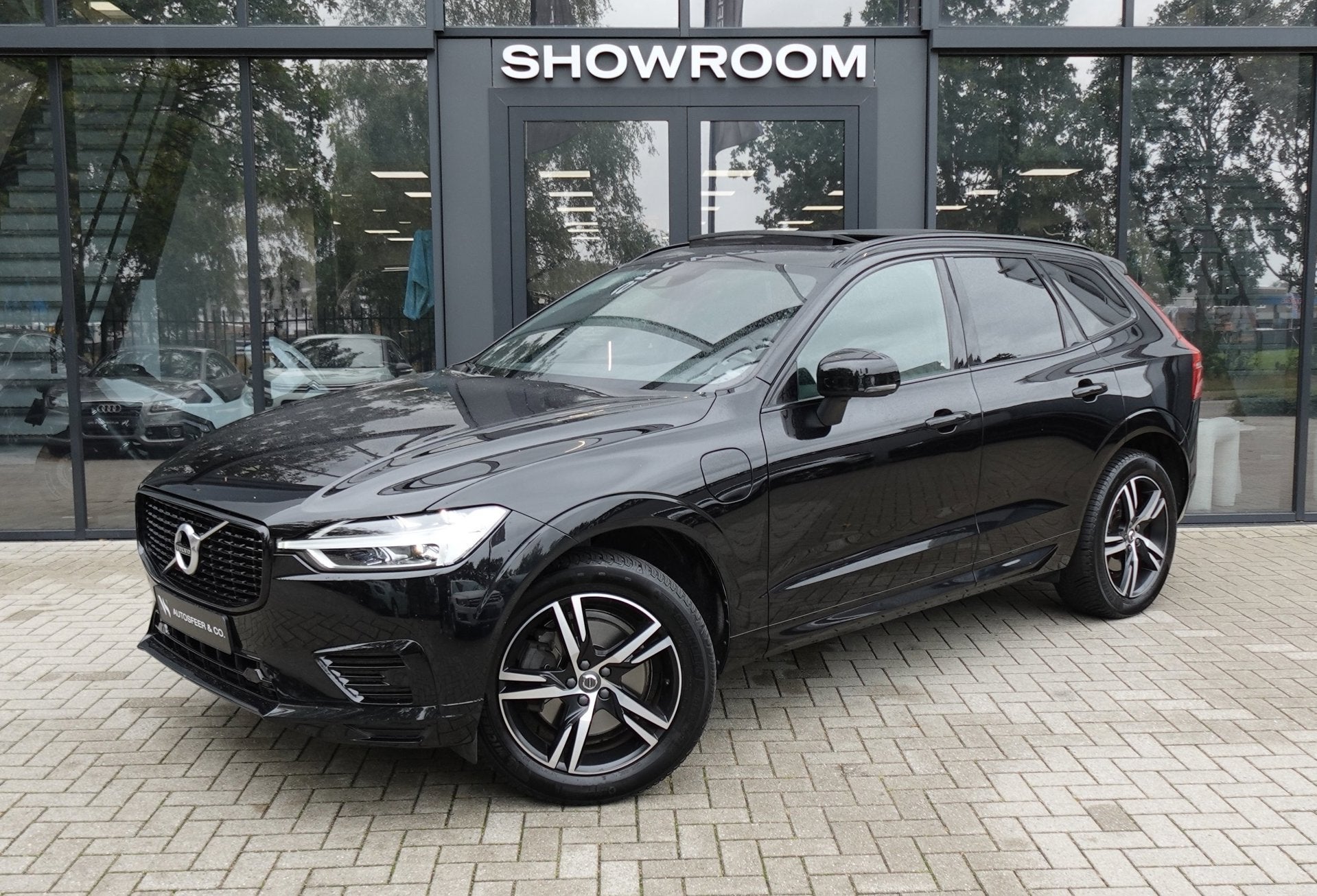 Volvo XC60 2.0 T8 Twin Engine AWD R-Design PANO KEYLESS VOL', Automaat, Dealer onderhouden, Gebruikt, Zwart
