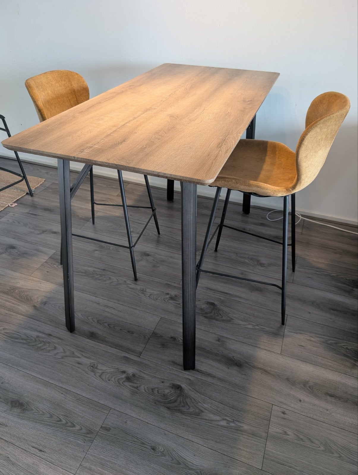 High Dinner Wood Table with Two Nice Chairs., 100 tot 150 cm, Zo goed als nieuw, Rechthoekig, 50 tot 100 cm