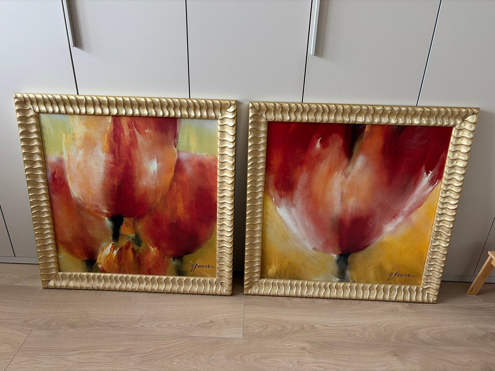 Set van 2 Schilderijen: Tulpen in Goudkleurige Lijst, Doek, Realistisch, Overige technieken, Gesigneerd