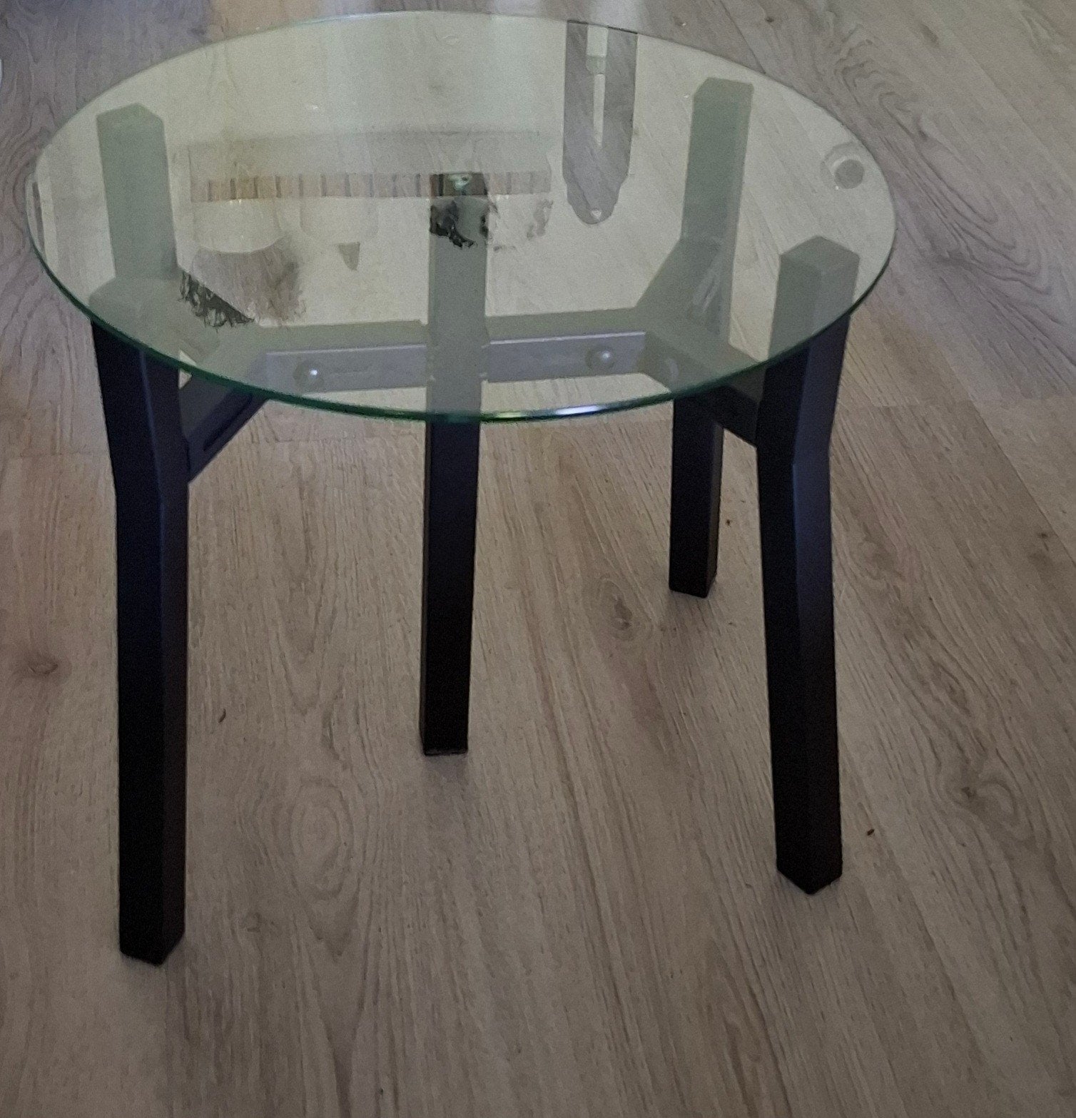 Unieke tafeltje met glazen blad en metalen standaard, Ophalen
