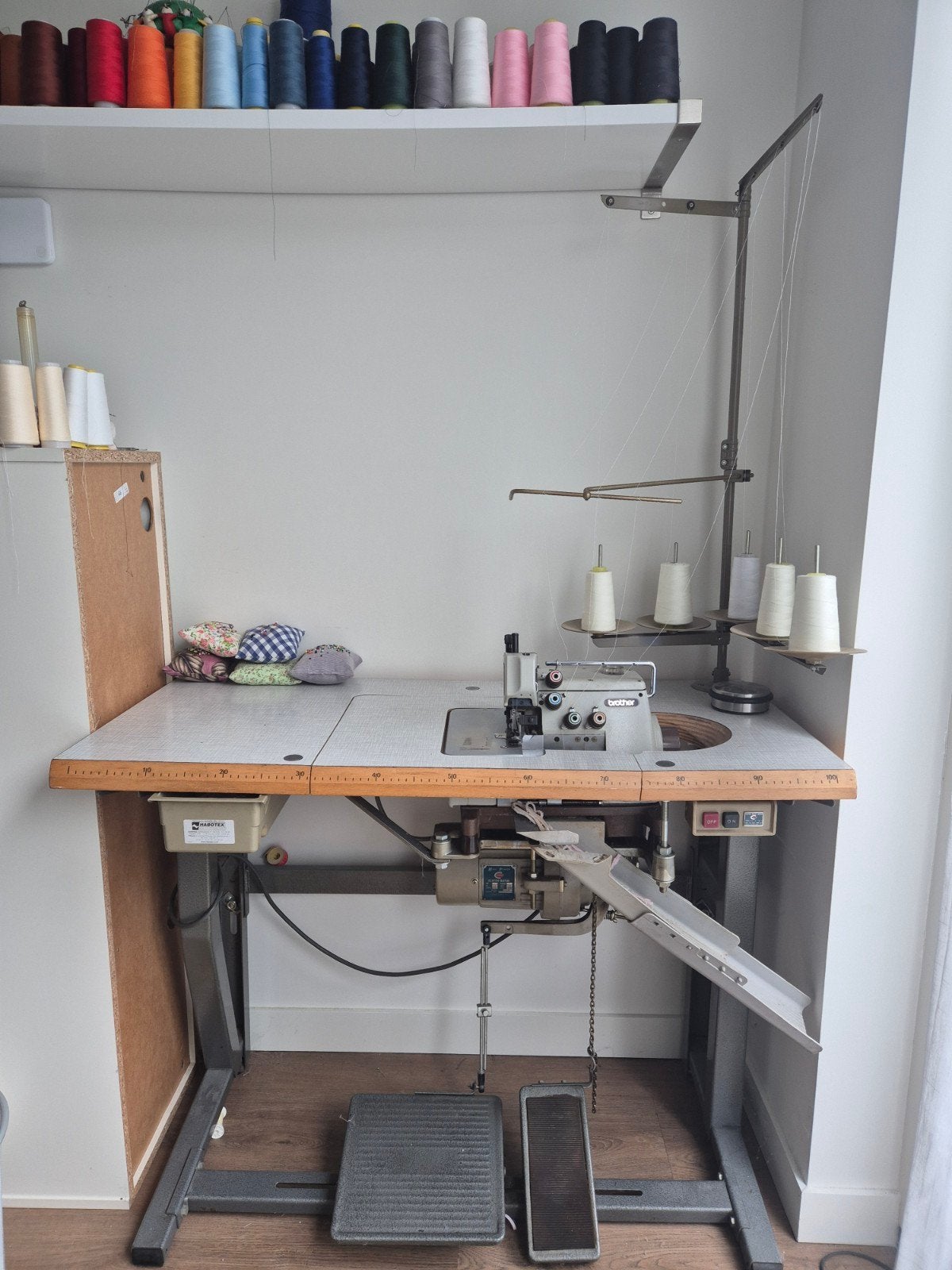Industrieel Brother 5-draads lockmachine, Hobby en Vrije tijd, Naaimachines en Toebehoren, Ophalen, Lockmachine, Brother, Industrieel