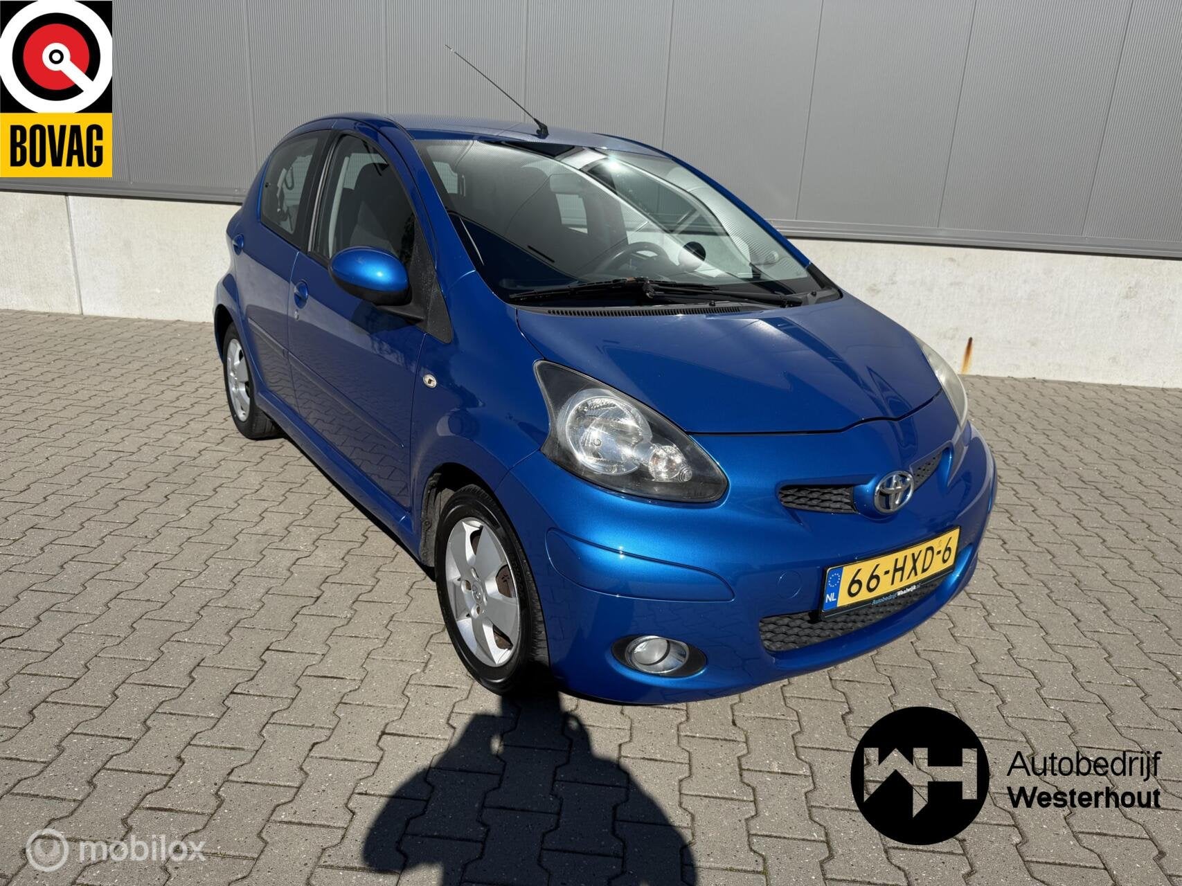 Toyota Aygo 1.0-12V Dynamic Blue|AIRCO|ELEKTR RAMEN|BLUETOOT, Voorwielaandrijving, Gebruikt, 68 pk, Origineel Nederlands