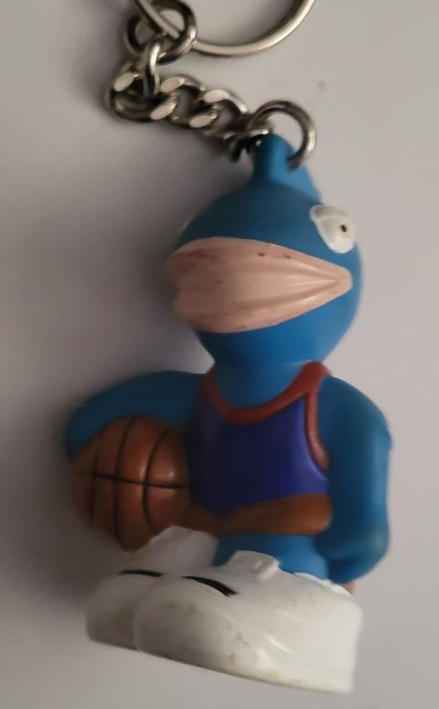 Leuke Sleutelhanger: Blauw Figuurtje met Basketbal, Verzamelen, Sleutelhangers, Ophalen of Verzenden, Gebruikt, Knuffel of Figuurtje