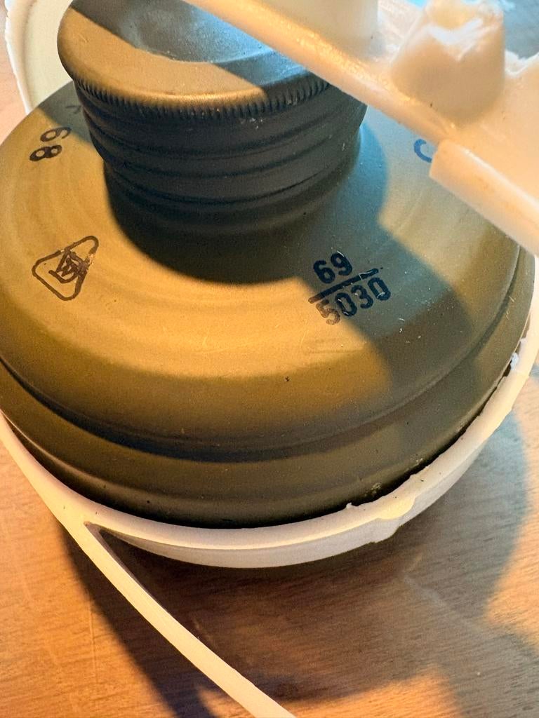 Vintage Gasmasker met Filter - Militair Verzamelobject, Verzamelen, Ophalen of Verzenden, Overige soorten, Overige gebieden, Overige typen
