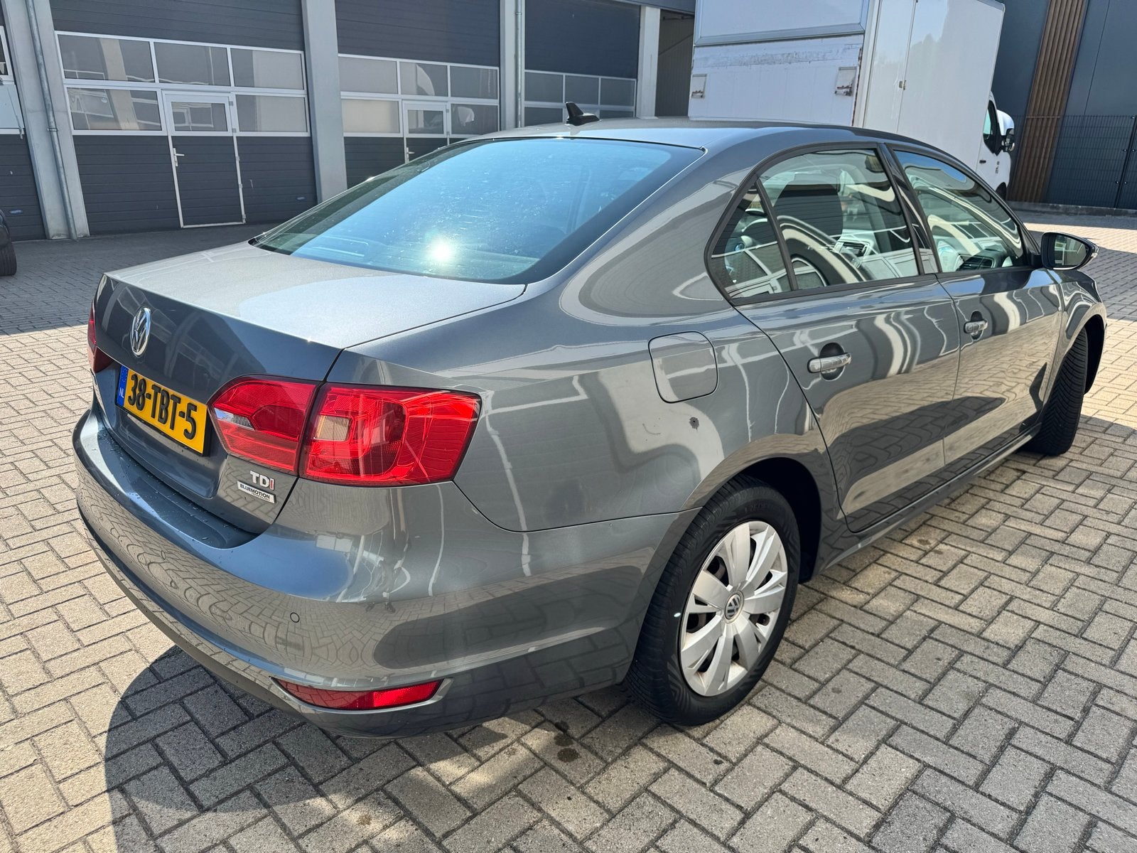 Volkswagen Jetta 1.6 TDI 77KW 2012 Grijs, Auto's, Voorwielaandrijving, Metallic lak, 1295 kg, 4 cilinders