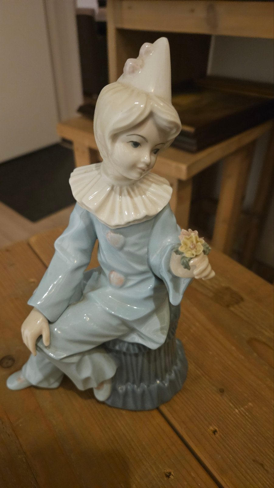 Vintage Porseleinen Harlekijn Beeldje met Bloemen, Antiek en Kunst, Ophalen of Verzenden