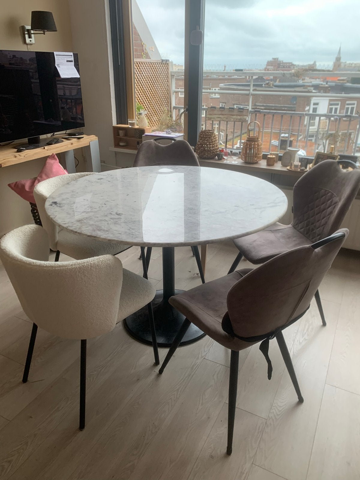 Moderne ronde tafel met marmerlook blad, Huis en Inrichting, Tafels | Eettafels, Overige materialen, 100 tot 150 cm, Rond, Ophalen of Verzenden