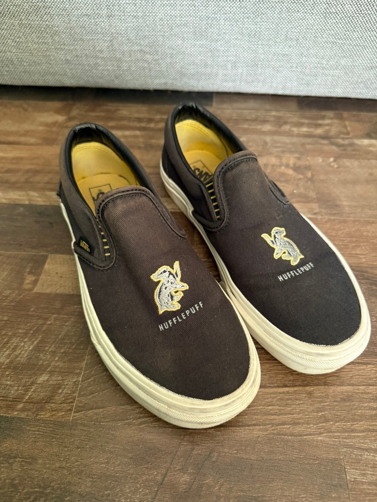 Vans x Harry Potter Classic Slip-On Hufflepuff Maat 37, Ophalen of Verzenden, Zo goed als nieuw, Zwart, Sneakers of Gympen