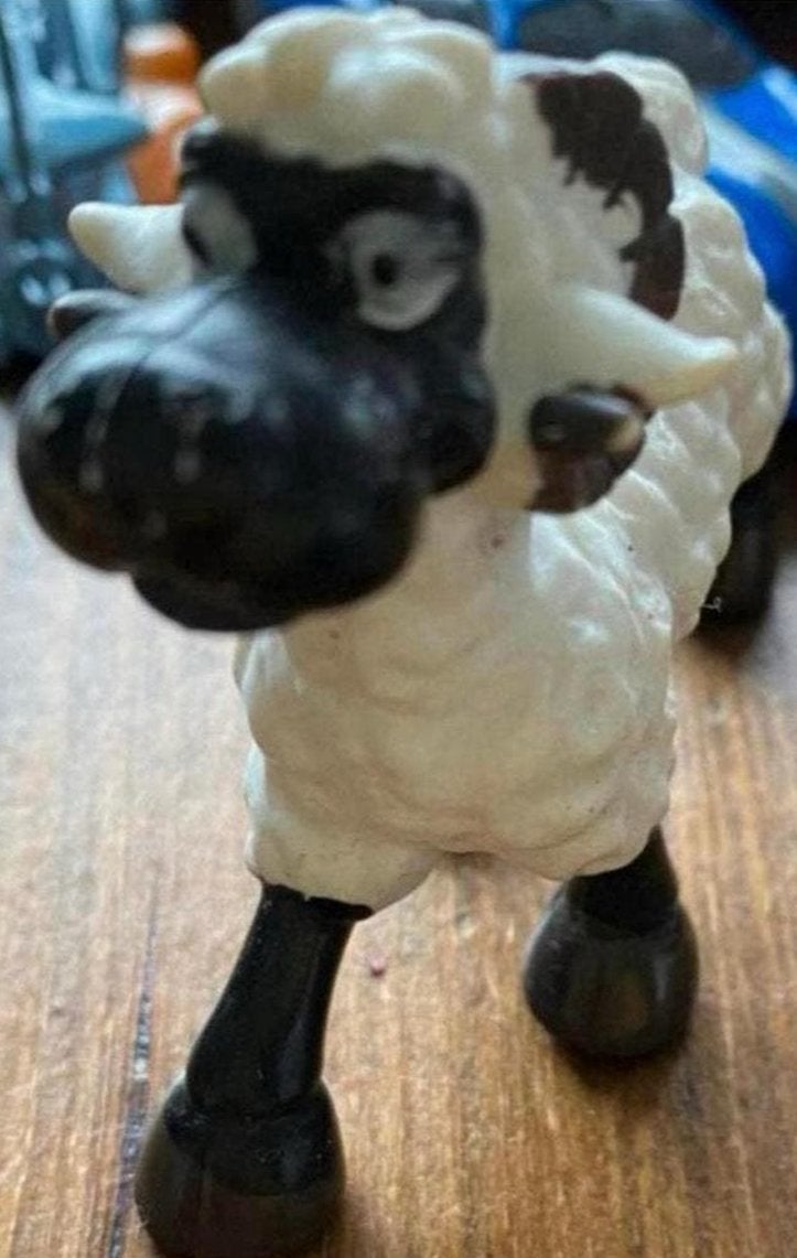 Leuk speelgoed schaapje - perfect voor uren speelplezier!, Ophalen of Verzenden, Gebruikt, Boerderijdier, Beeldje of Figuurtje