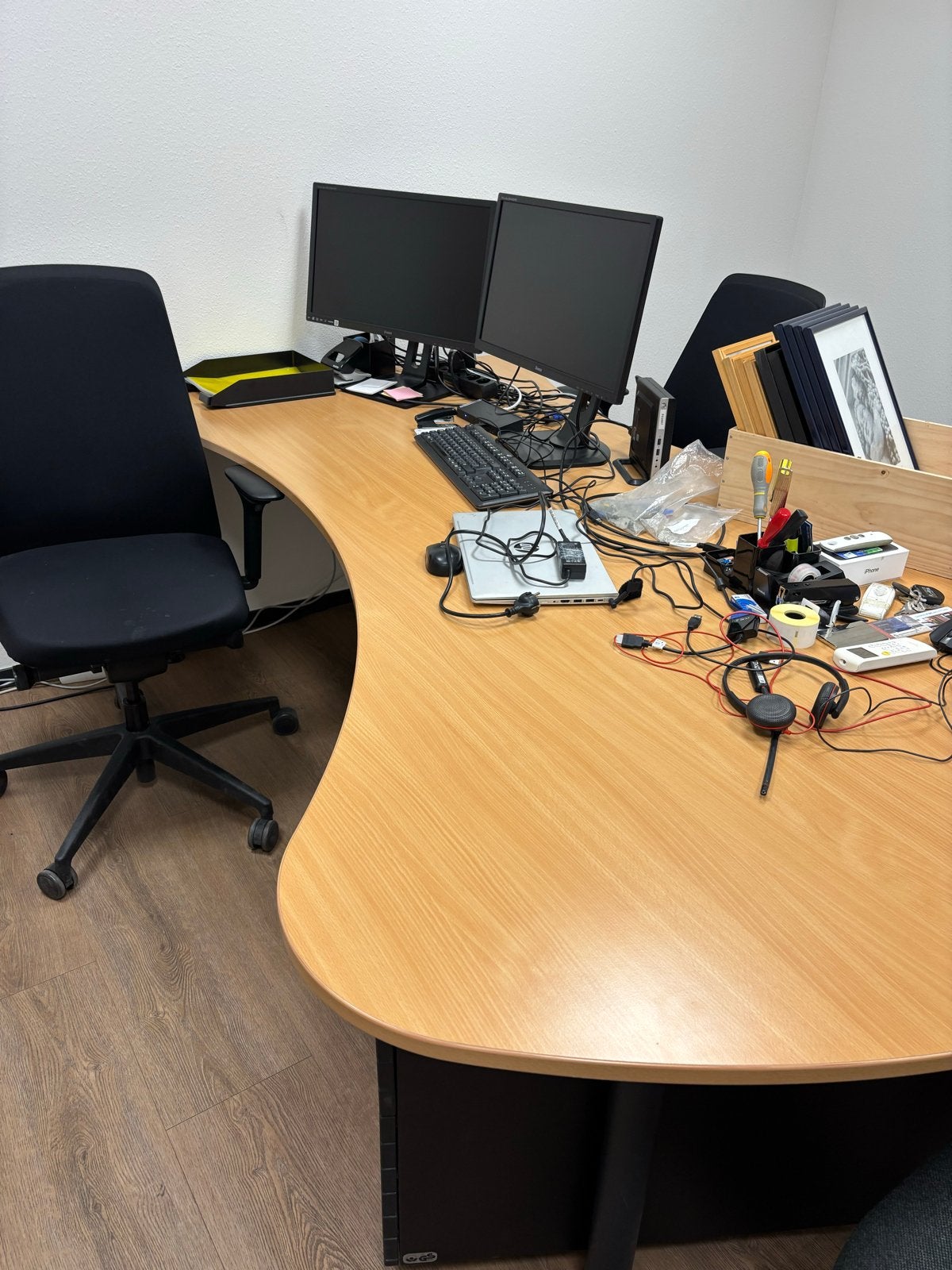 Foto 3 van 9 bureaus met bureaustoelen en ladenblokken - goede staat