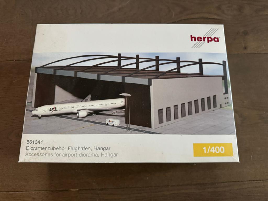 Herpa 1/400 Luchthaven Hangar Diorama Accessoire 561341, Hobby en Vrije tijd, Modelbouw | Vliegtuigen en Helikopters, Overige merken
