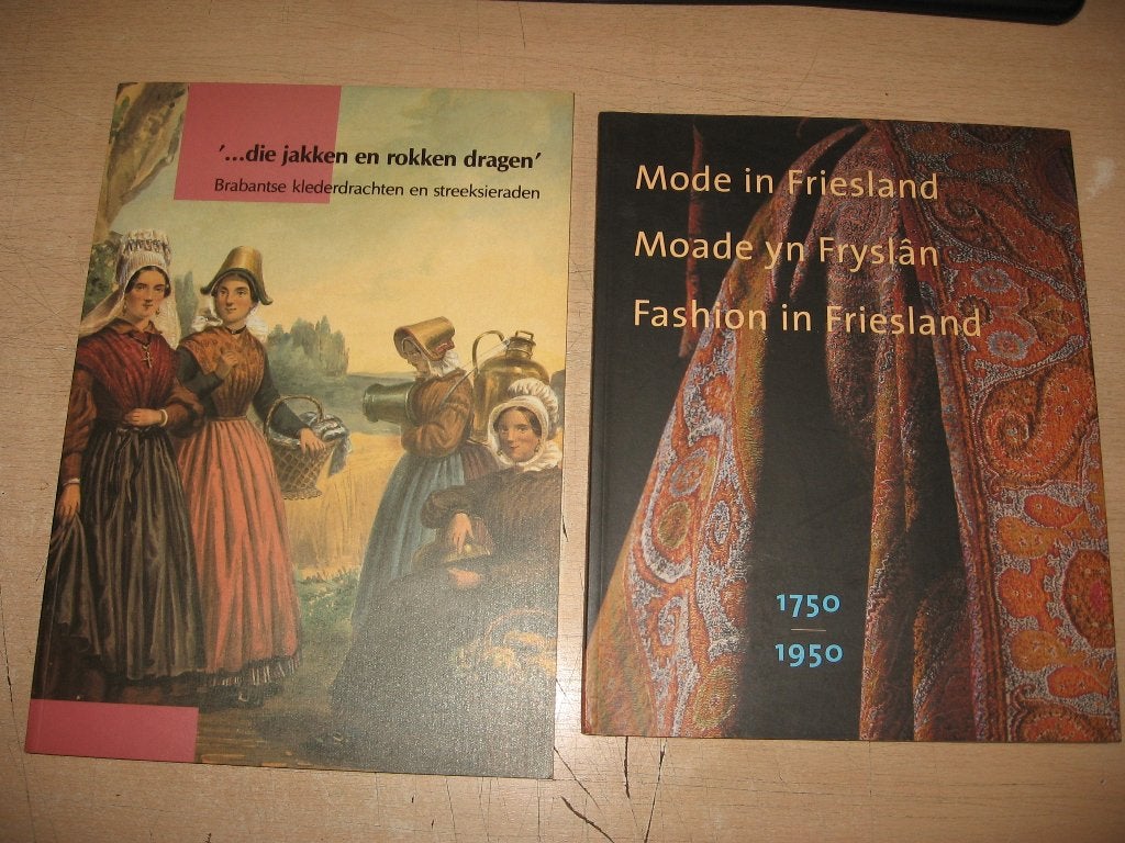 Mode in Friesland 1750/1950 + Brabantse klederdrachten, Ophalen of Verzenden, Zo goed als nieuw, Mode algemeen