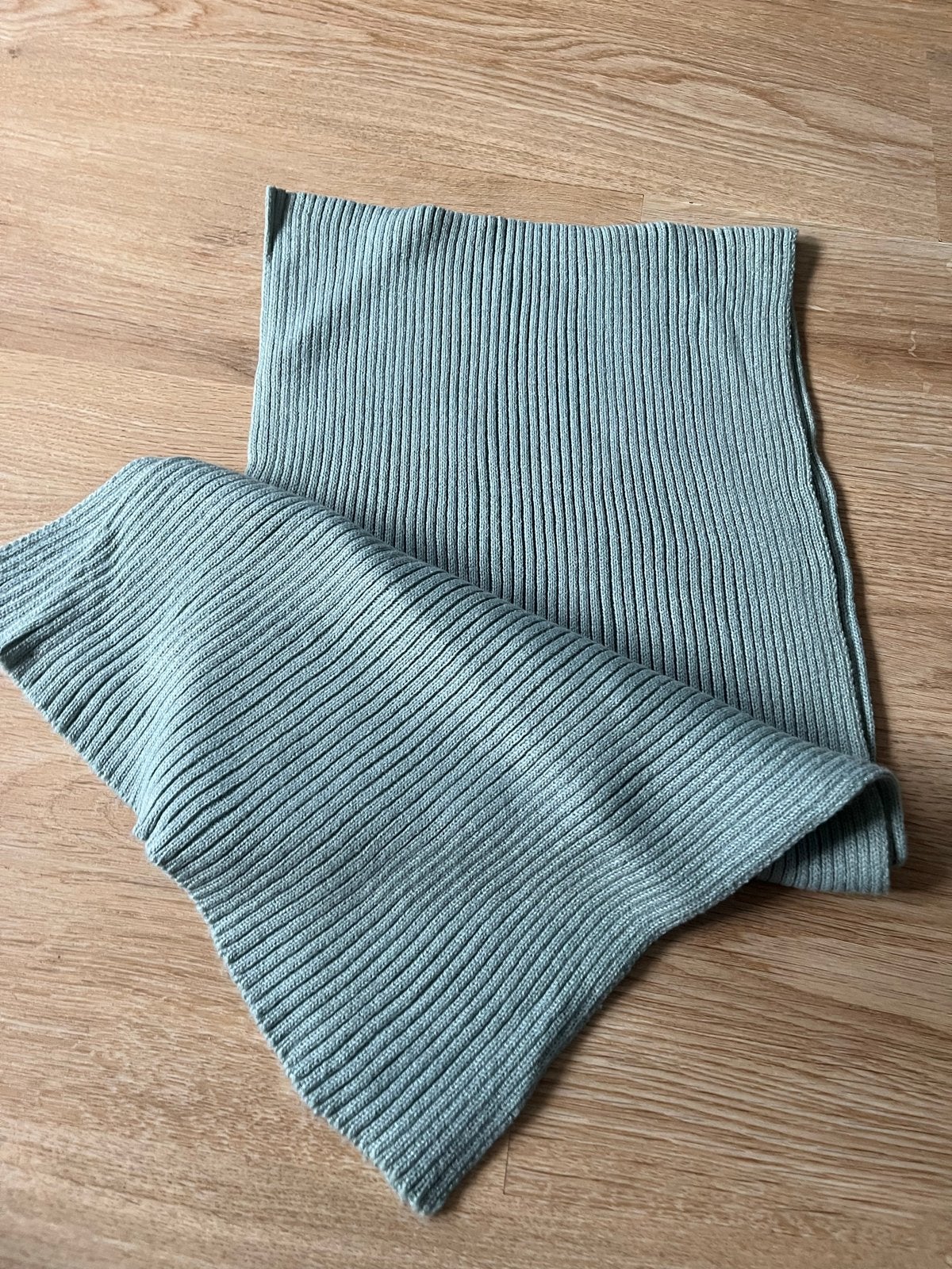 Nieuwe minimalistische sjaal van Zara, Kleding | Dames, Ophalen of Verzenden, Nieuw, Sjaal