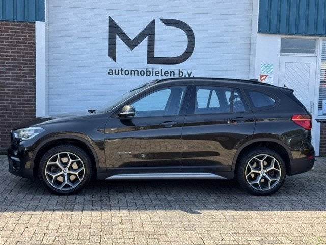 BMW X1 sDrive20i Executive Sport - Automaat - Trekhaak - LED, 1998 cc, Automatische klimaatregeling, Bruin, Leder en Stof