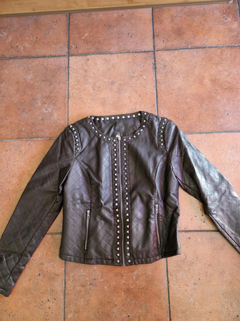M&S DONKERBRUIN IMMITATIE LEREN JASJE MET STUDS MAAT 42, Kleding | Dames, Jasjes, Kostuums en Pakken, Bruin, Maat 42/44 (L), Nieuw