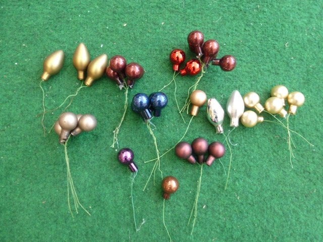 35 diverse kleuren glas kerstballen op stok 20 mm 12 cm lang, Diversen, Kerst, Nieuw, Ophalen of Verzenden